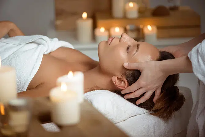 Hoofd- en gezichtsmassage bij Aroen-Ya